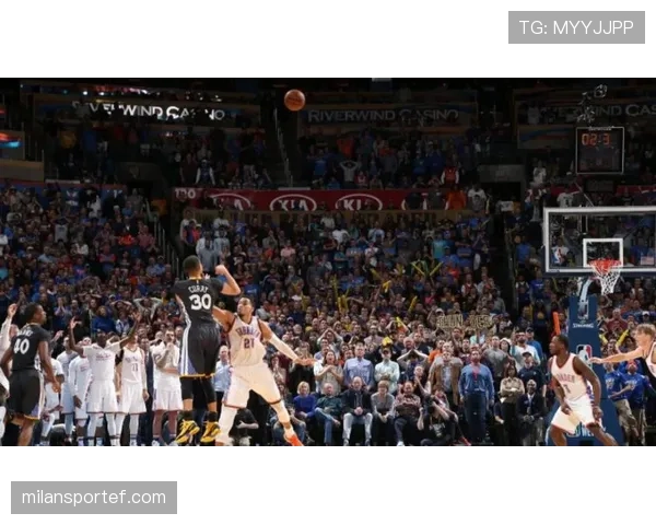 无球切入为库里造空，威金斯较以往更稳拉开空间