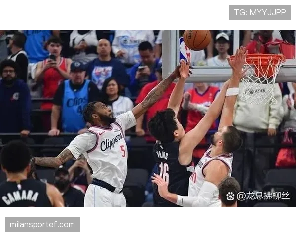 抢篮板犯规是如何判定的？篮球规则全面解析